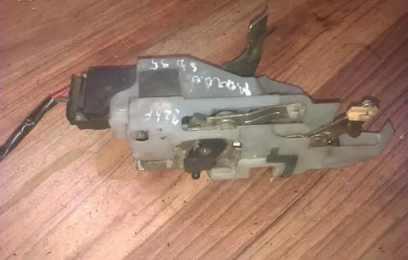 Mazda 323 F Rear door lock