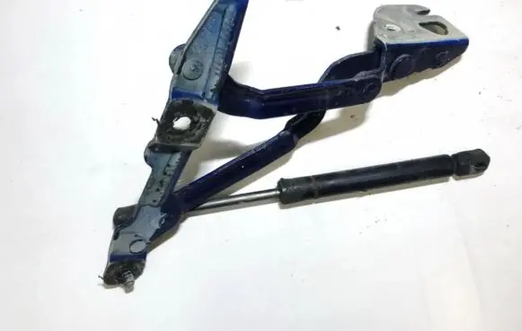 Volkswagen PASSAT B5 Tailgate/trunk/boot hinge 3b5827301