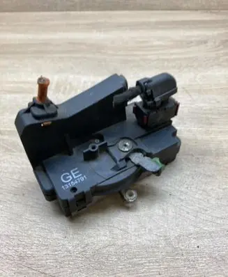 Opel Meriva A Front door lock 13154791