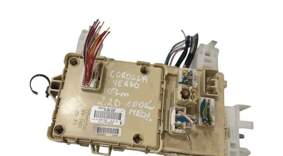 Toyota Corolla Verso AR10 Fuse module 892210F030 1161807954 07041720333102
