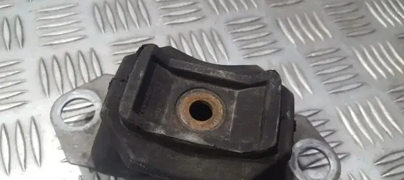Engine mount bracket