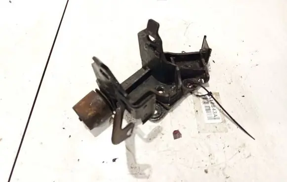 Engine mounting bracket