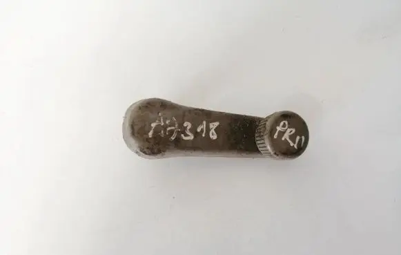 Volkswagen PASSAT B4 Front door window winding handle 3a0837581