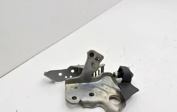 Mercedes-Benz C W205 Engine mounting bracket A2561420640