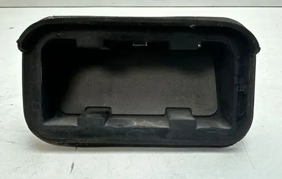 Ford Mustang V Quarter panel pressure vent 4R3363278C26BA