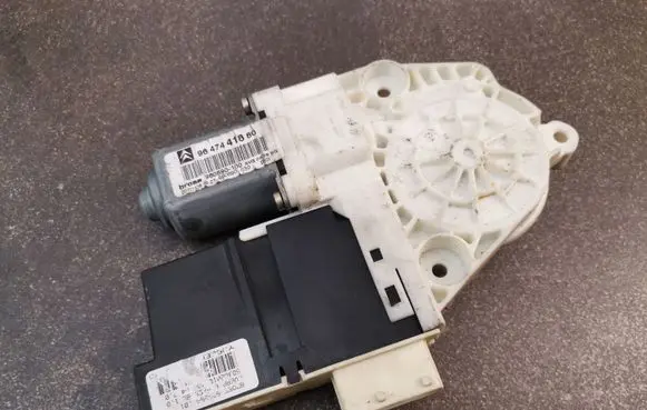 Citroen C4 I Front door window regulator motor 9681575380