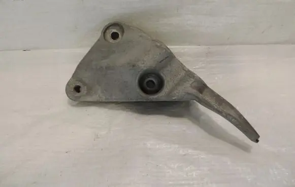 Engine mounting bracket