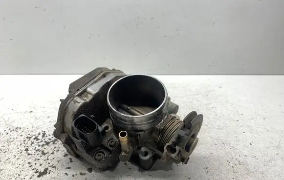Volkswagen PASSAT B4 Throttle valve 037133064D