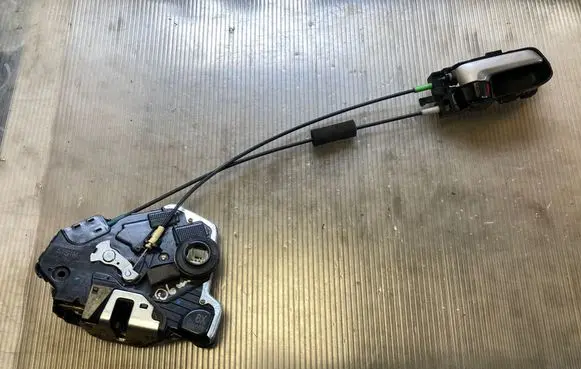 Suzuki Grand Vitara II Front door lock
