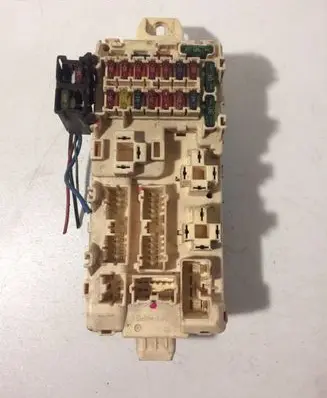 Mitsubishi Galant Fuse module MR40589