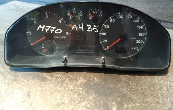 Audi A4 S4 B5 8D Speedometer (instrument cluster)