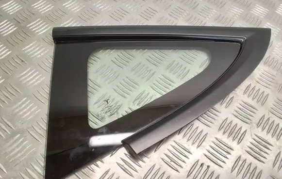 Rear vent window glass