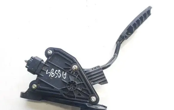 Accelerator throttle pedal