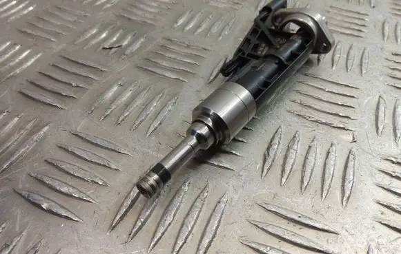 BMW X1 F48 F49 Fuel injector 8625396
