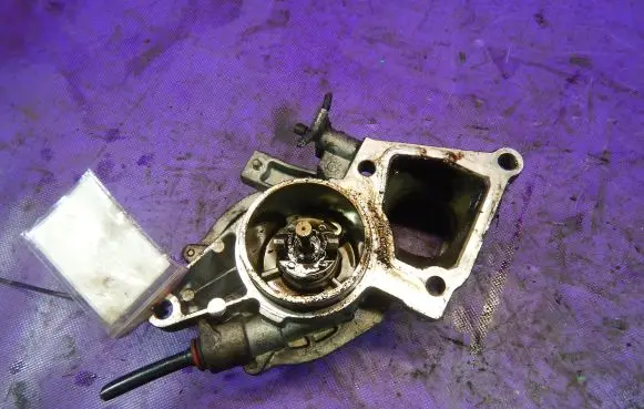 Ford Mondeo Mk III Vacuum pump XS7Q2A451BH