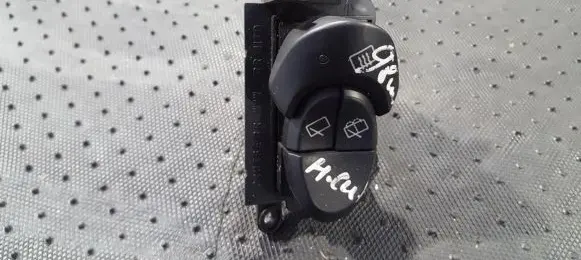 Hyundai Coupe Windscreen/window heater switch 612W03130