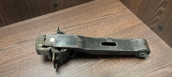 Engine mounting bracket