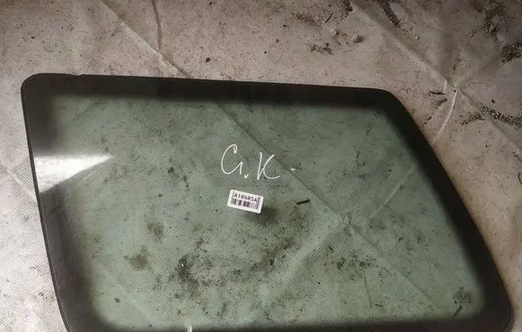 Volkswagen Golf III Rear side window as2