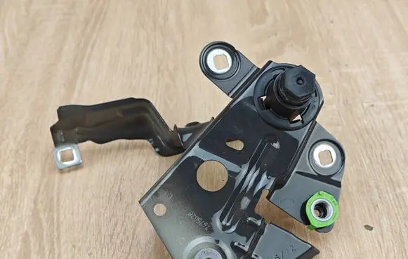BMW 8 G16 Fender mounting bracket 7475628