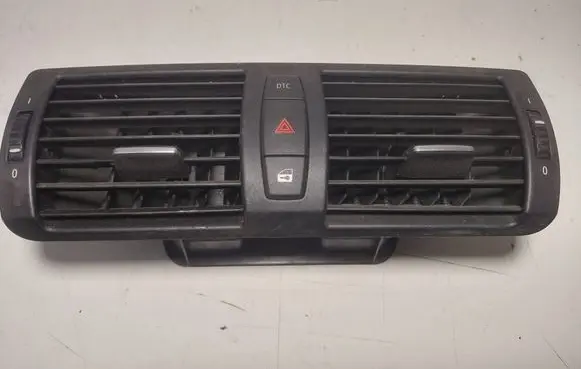 BMW 1 E82 E88 Dash center air vent grill 7059189