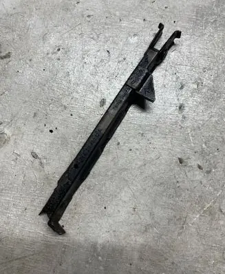 Front bumper mounting bracket