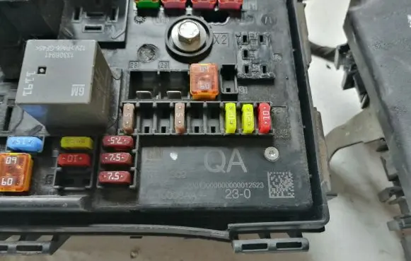Opel Astra J Relay mounting block 