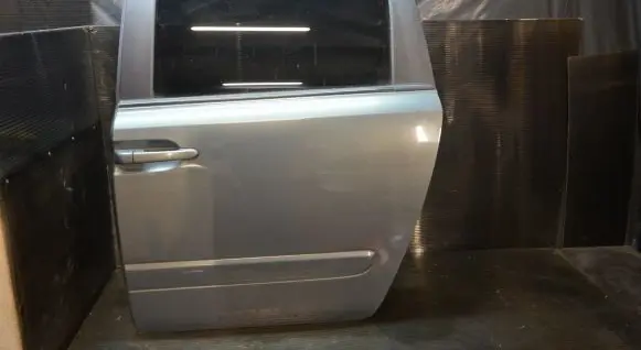 KIA Carnival Rear door