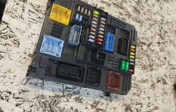 Citroen C4 Cactus Fuse module 981985128001