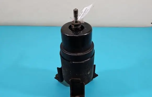 Engine mount vacuum valve