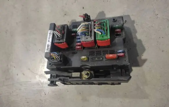 Peugeot 307 Fuse module 9646405180 24802865