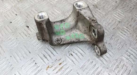 Honda Civic Engine mounting bracket
