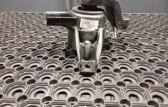 Engine mount bracket