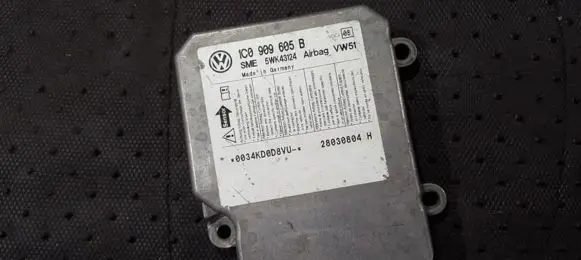 Volkswagen PASSAT B5 Airbag control unit/module 1c0909605b 5wk43124