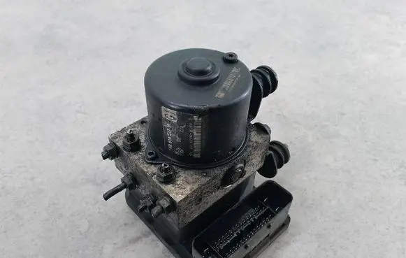 Skoda Octavia Mk2 (1Z) ABS Pump 