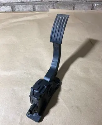 Accelerator throttle pedal
