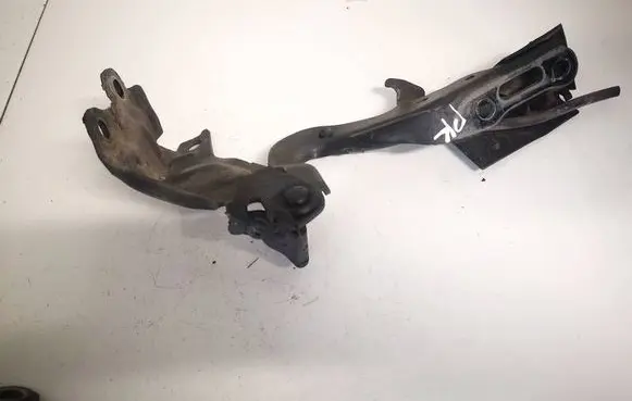 Engine bonnet/hood hinges
