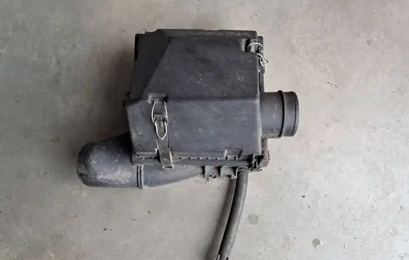 Mercedes-Benz E W124 Air filter box 6020940404