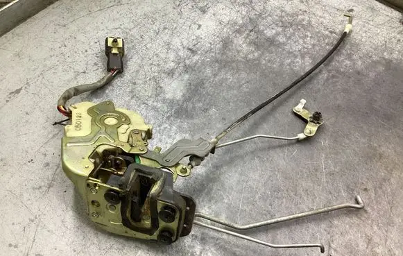 KIA Sorento Front door lock 050122