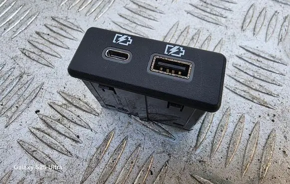 Infiniti QX60 L50 USB socket connector 284H39NR0A 351859430B