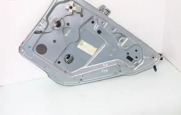 Rear door manual window regulator