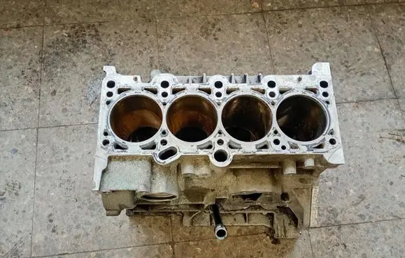 Audi A4 S4 B6 8E 8H Engine block r06d103023