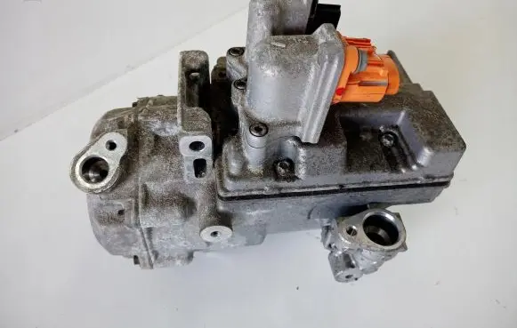Renault Fluence Air conditioning (A/C) compressor (pump) 926004760R