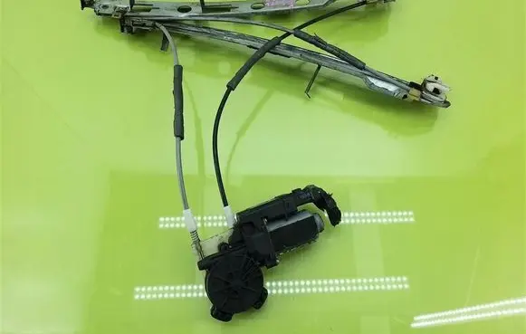 Renault Megane II Front door window regulator with motor 