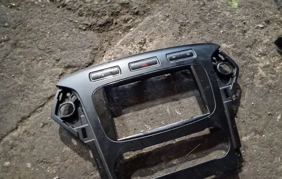Ford Mondeo MK IV Radio/GPS head unit trim 