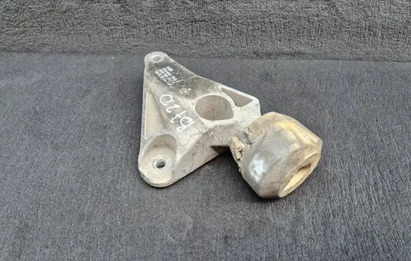 Audi A4 S4 B7 8E 8H Engine mounting bracket 8E0199343N