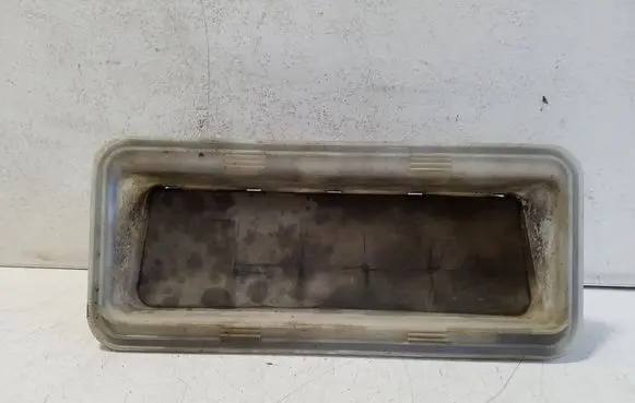 Quarter panel pressure vent