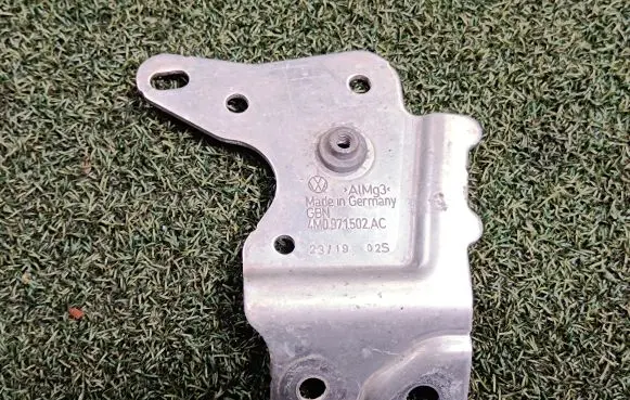 Porsche Cayenne (9Y0 9Y3) Other engine bay part 4M0971502AC