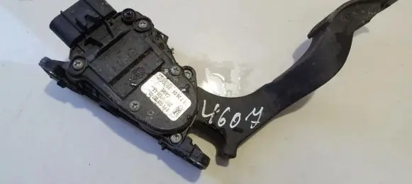 Accelerator throttle pedal