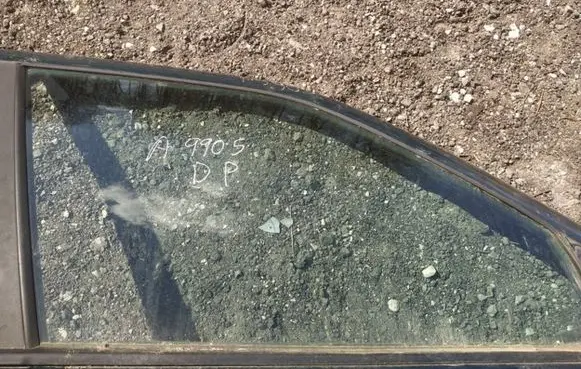 Peugeot 406 Front door window glass four-door as2