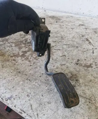 Accelerator throttle pedal